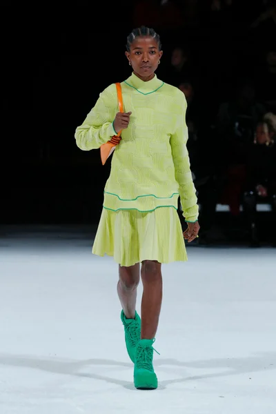 Look 16